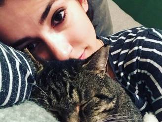 Jasmijn Van Hoof openhartig over triest effect sociale media: "Ik voel me echt verschrikkelijk als mijn 'friyay' zich thuis in de zetel afspeelt, met mijn kat"