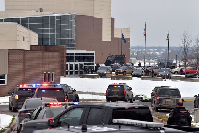 De politie is massaal aanwezig bij de Oxford High School in de Amerikaanse staat Michigan, nadat een 15-jarige schutter, vermoedelijk een leerling, 4 leerlingen doodschoot en acht anderen verwondde.