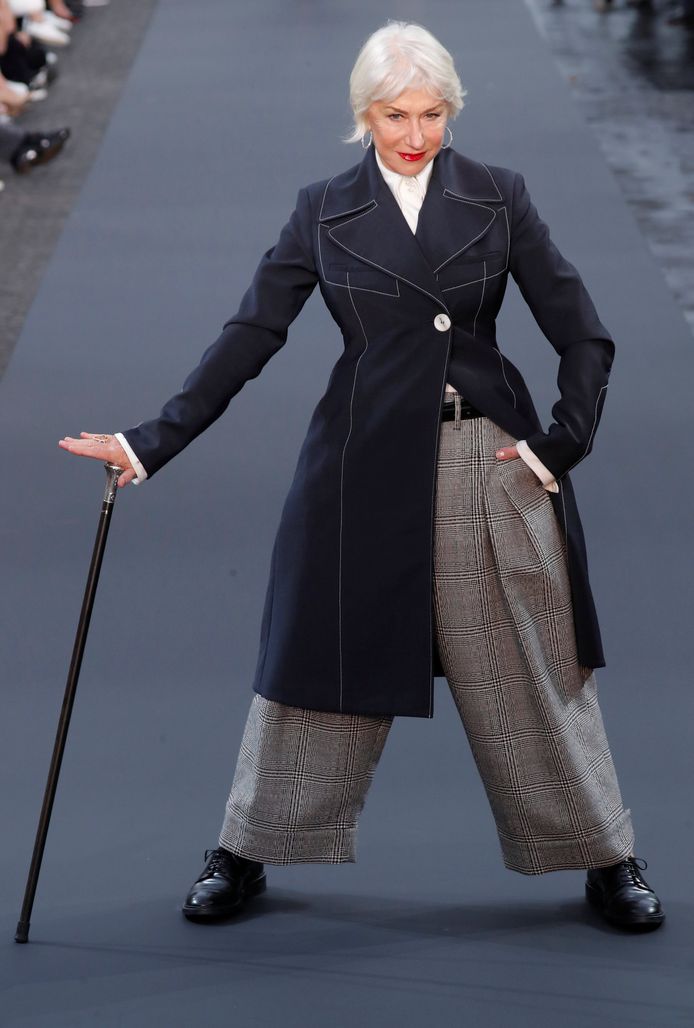 Helen Mirren straalde op de catwalk.