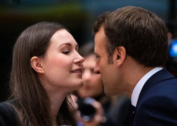 Marin in een onderonsje met de Franse president Emmanuel Macron.