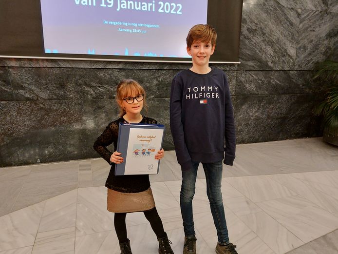 Kiki en Thijn met hun manifest namens Daltonschool Confetti.