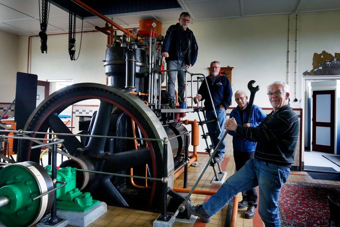 De vrijwilligersploeg van het bijna honderd jaar oude gemaal Polder Sliedrecht. Van links naar rechts: Wim van Houwelingen, Adrie Kok, Wim Boomgaard en Jan Kortleve.