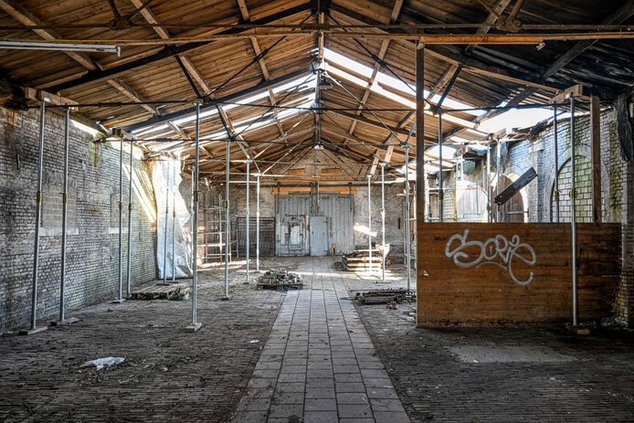De botenloods bij Fort Sabina verkeert in belabberde staat.
