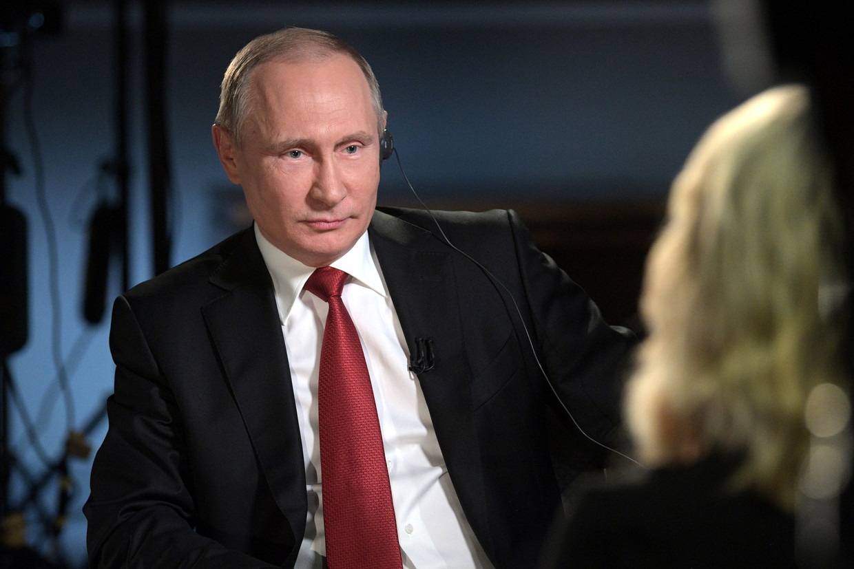 Vladimir Poetin tijdens het interview met NBC's Megyn Kelly. Beeld EPA