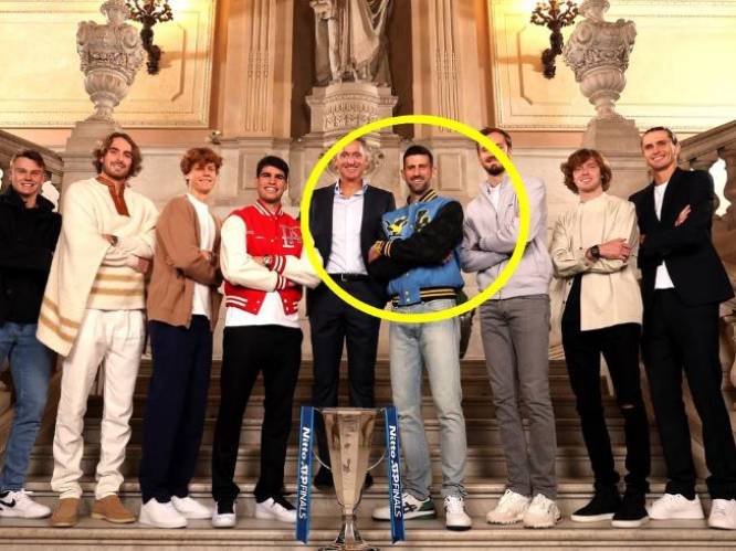 Het 800 euro dure sportjasje van Lacoste waarvoor Novak Djokovic op “afschuwelijke” groepsfoto kritiek krijgt