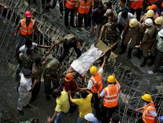 Al 24 doden door ingestorte brug in India