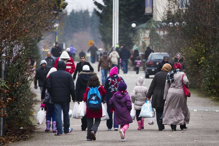 Asielzoekers in het Drentse dorp Oranje, waar 1400 asielzoekers zich op een nabijgelegen vakantiepark mogen vestigen. Beeld anp
