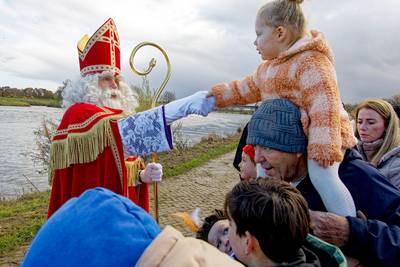 Een nieuw gezicht voor de goedheiligman, bij de Sinterklaasintocht in Ravenstein: ‘Maar wie let erop