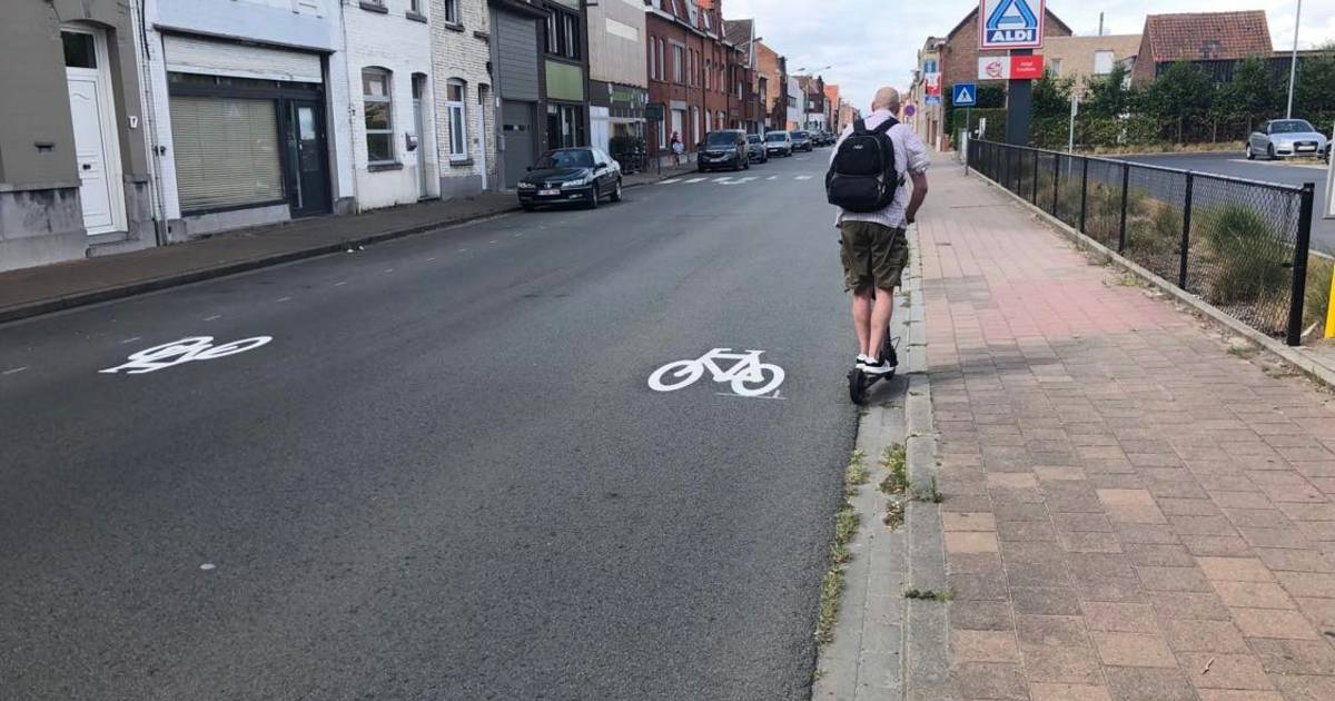 Fietssymbolen op de rijbaan om schoolroute veiliger te maken, het zijn ...