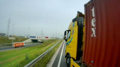KIJK. Trucker rijdt andere vrachtwagen bijna van weg af nadat hij wordt ingehaald op E34 in Beveren