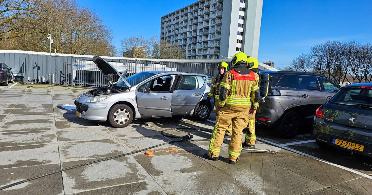 Autobrand op parkeerdek van winkelcentrum Sterrenburg in Dordrecht | 112 nieuws Dordrecht