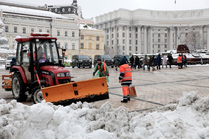 Gemeentewerkers ruimen sneeuw in Kiev.