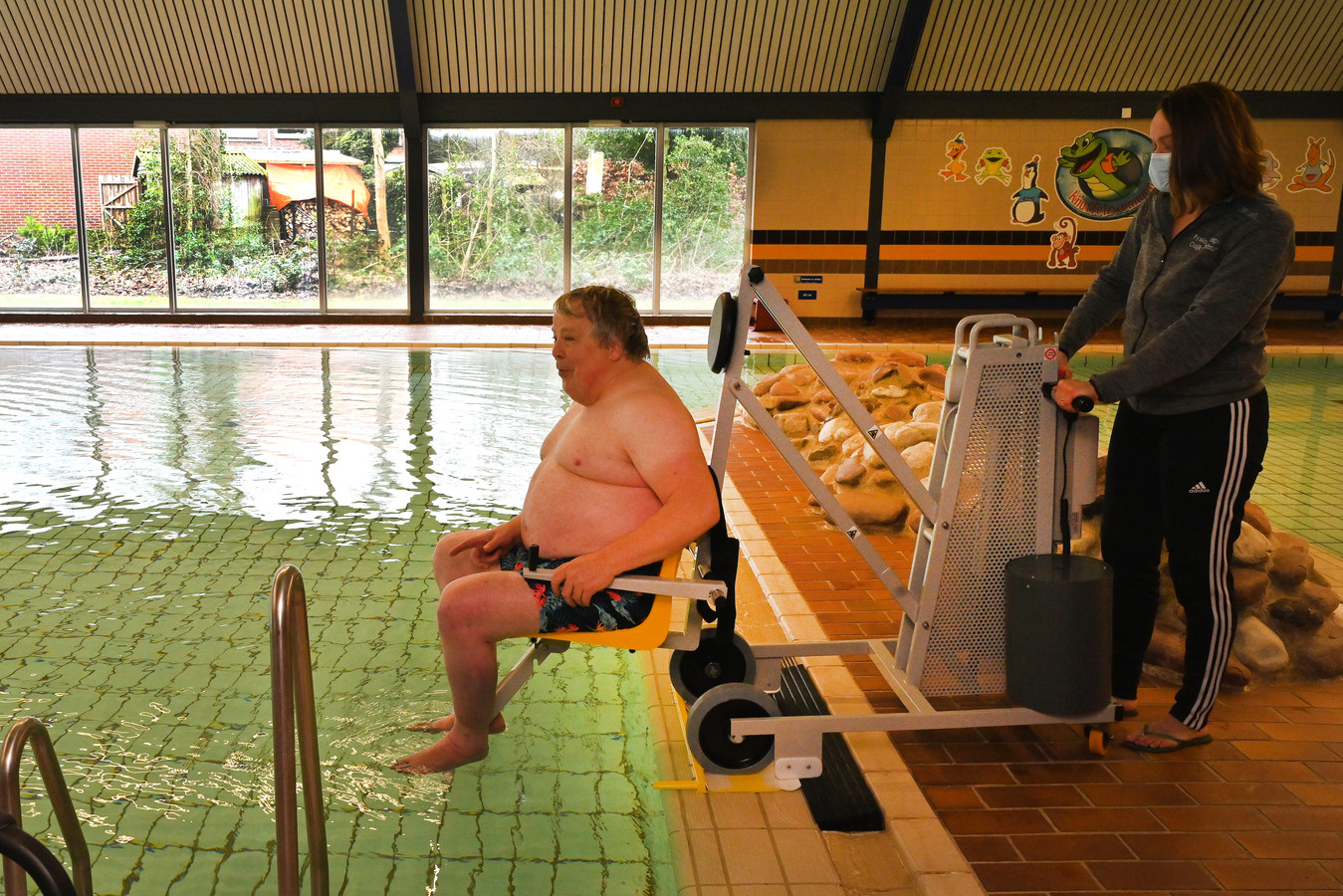 Ben je slecht ter been, dan kun je sinds kort met een mobiele tillift in en uit het water in het zwembad van Cuijk.