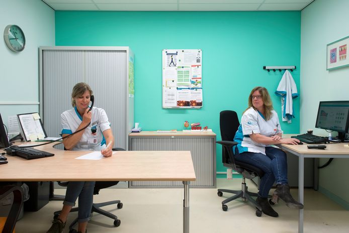 Heleen Junte (l) en Miranda Roks werken als familieondersteuners bij Ziekenhuis Rivierenland.
