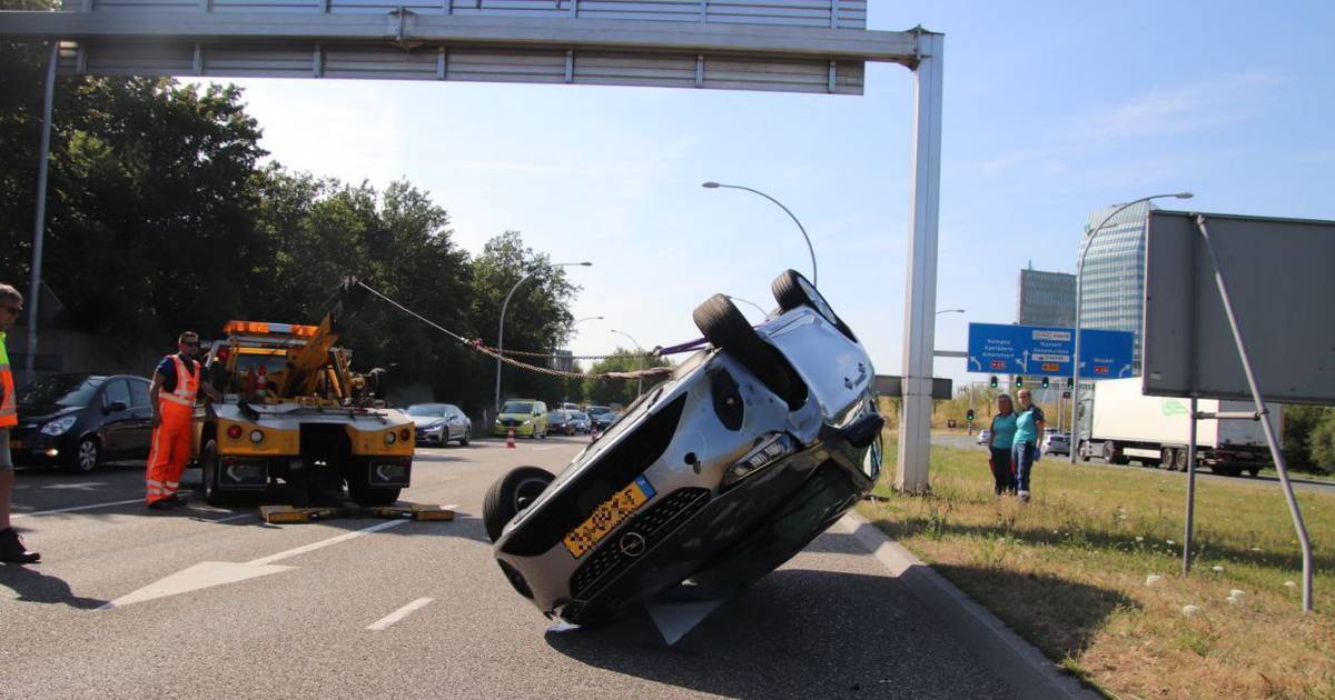 Auto op de kop bij botsing in Zwolle.