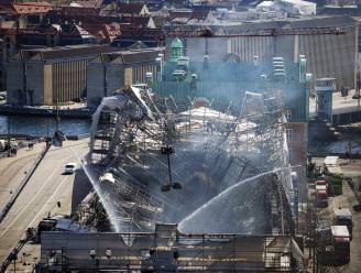 Nog altijd vlammen te zien: brandweer blijft blussen in verwoest beursgebouw Kopenhagen