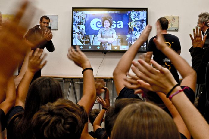 All'inizio di questa settimana, Cristoforetti si è rivolto anche a un gruppo di scolari a Napoli, in Italia.