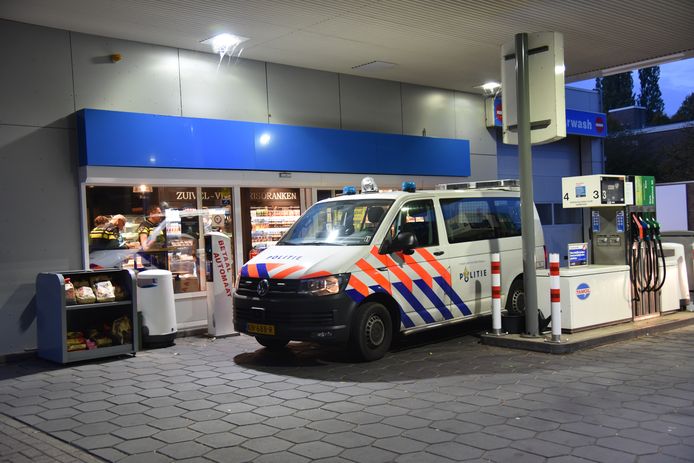 De politie bij het tankstation in Nijmegen na de overval eind september.