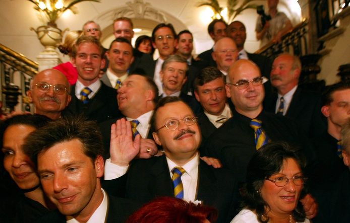 Mat Herben (midden) op de verkiezingsavond van 15 mei 2002, waarop de Lijst Pim Fortuyn 26 zetels binnenhaalde.