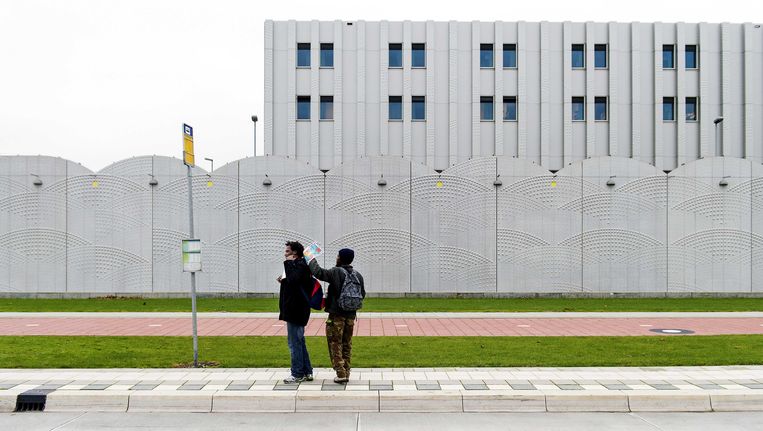 Uitgeprocedeerde asielzoekers bij vertrek van het detentiecentrum Schiphol. Beeld anp