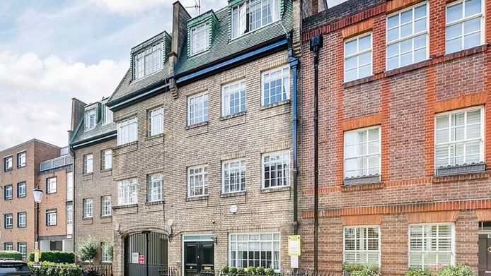 Het gebouw met drie verdiepingen bevindt zich in de West-Londense wijk Chelsea. De ouders van Pippa en Kate kochten het in 2002 voor 876.000 euro en willen het verkopen voor 2,2 miljoen.