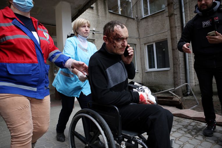 Een gewonde van de Russische aanval op de militaire basis in Yavoriv verlaat zondag het ziekenhuis in Novoyavorivsk.  Beeld Dan Kitwood / Getty