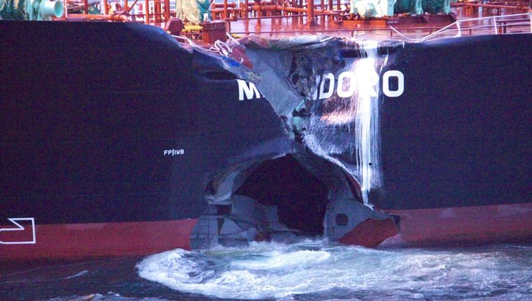 De Griekse tanker Mindoro heeft dinsdagochtend een gat van 5 bij 6 meter opgelopen, waaruit kerosine lekte. Beeld anp