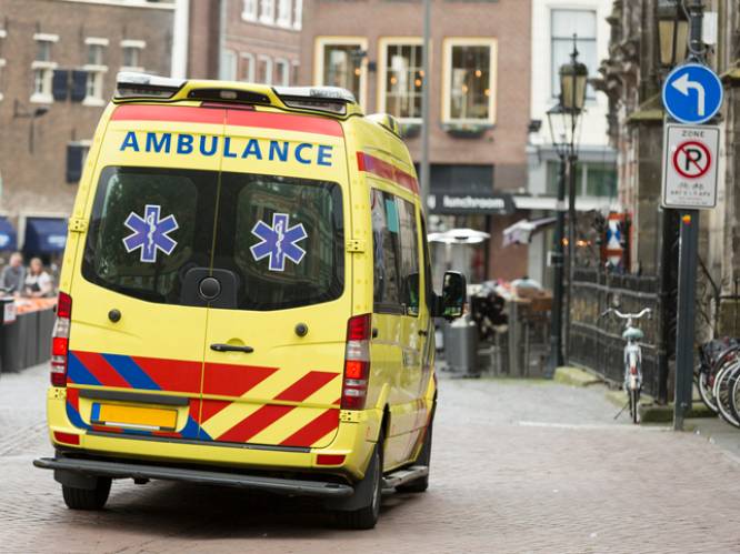 Zeven gewonden nadat voetballers uit open bus vallen in Nederlandse Borger