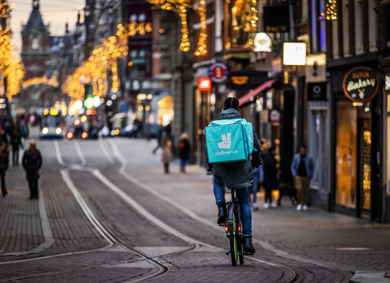 Een Deliveroo-koerier in Amsterdam Beeld ANP