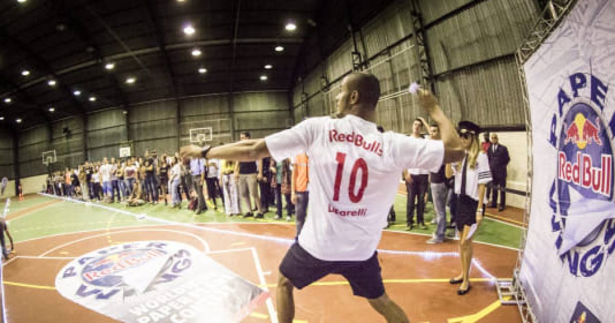 Kampioensvluchten en ongeluk op NK papieren vliegtuigjes gooien: ‘Hij was juist zo goed gelukt’.