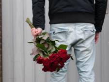 Stalker uit Zwolle staat met bloemen voor de deur en solliciteert bij haar werk: ‘Je kan het toch bespreken?’
