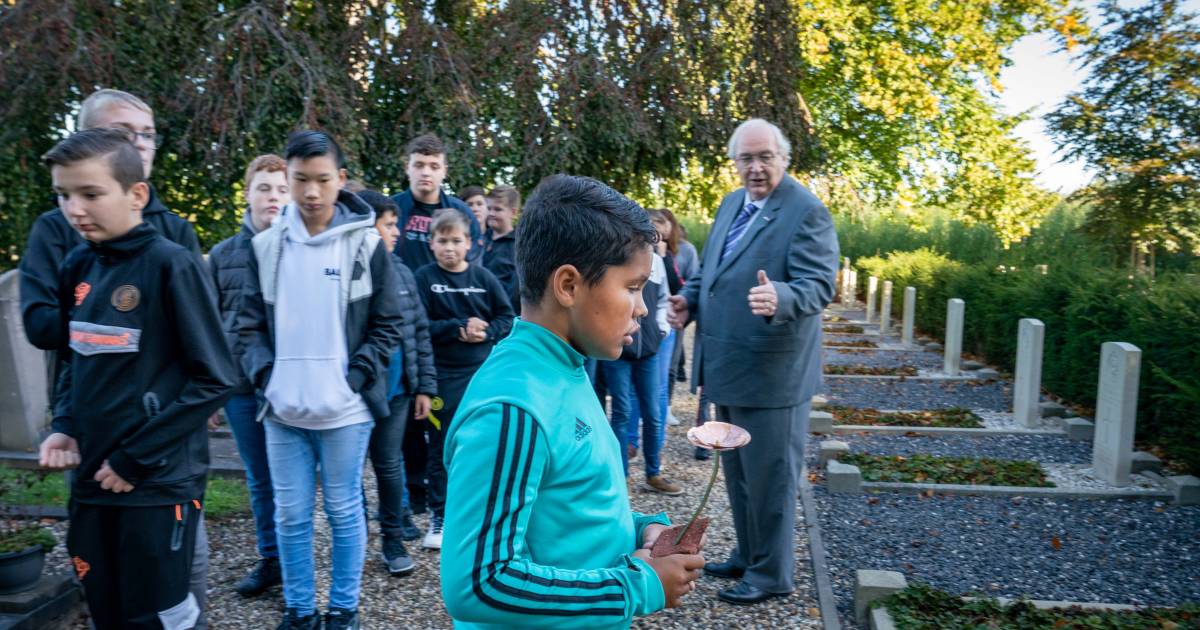 Leerlingen Het Westeraam leggen klaprozen bij Britse graven: ‘Deze mensen hebben voor onze vrijheid 