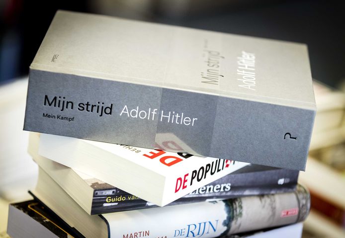 De wetenschappelijke nieuwe vertaling in het Nederlands van Adolf Hitlers Mein Kampf wordt uitgepakt in een boekhandel in Amsterdam.