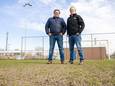 Clubvoorzitters Michiel Smudde (Union SV, links) en Erwin van Leussen (SV Nieuwleusen, rechts) op de plek van het toekomstige kunstgrasveld.