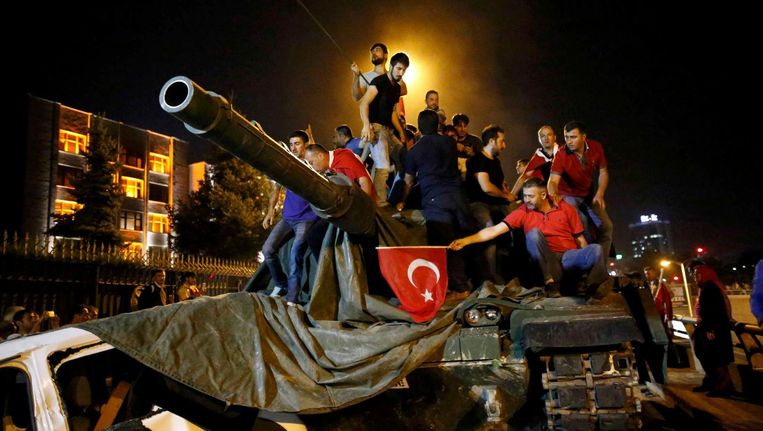 Aanhangers van president Erdogan hebben in Ankara bezit genomen van een tank. Beeld reuters