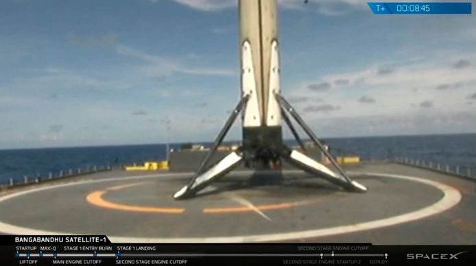 De booster van de Falcon 9-raket is weer veilig geland na de lancering op een schip in de Atlantische Oceaan.