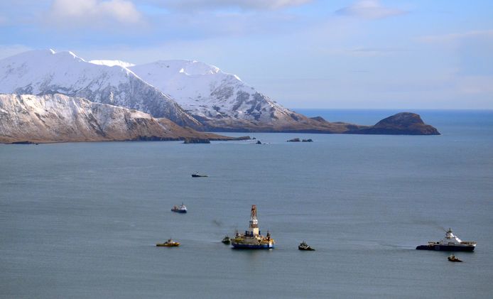 Het drijvende boorplatform Kulluk in Kodiak Island in Kiliuda Bay in Alaska.