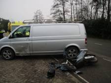 Scooterrijdster gewond door botsing met busje in Wekerom