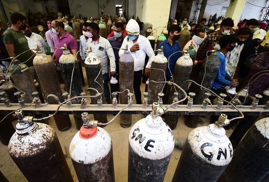 Zuurstofflessen worden hervuld in Indiase de stad Allahabad. 