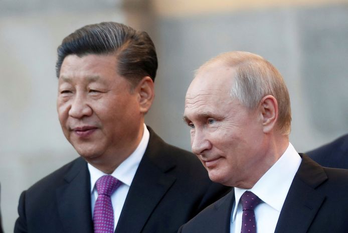 Archiefbeeld van Chinese president Xi Jinping (links) en Russische president Vladimir Poet(rechts).