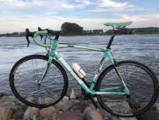Kroegbaas Gerrit na pijnlijke val bestolen van racefiets: ‘Ontzettend boos, wie doet dit nou?’