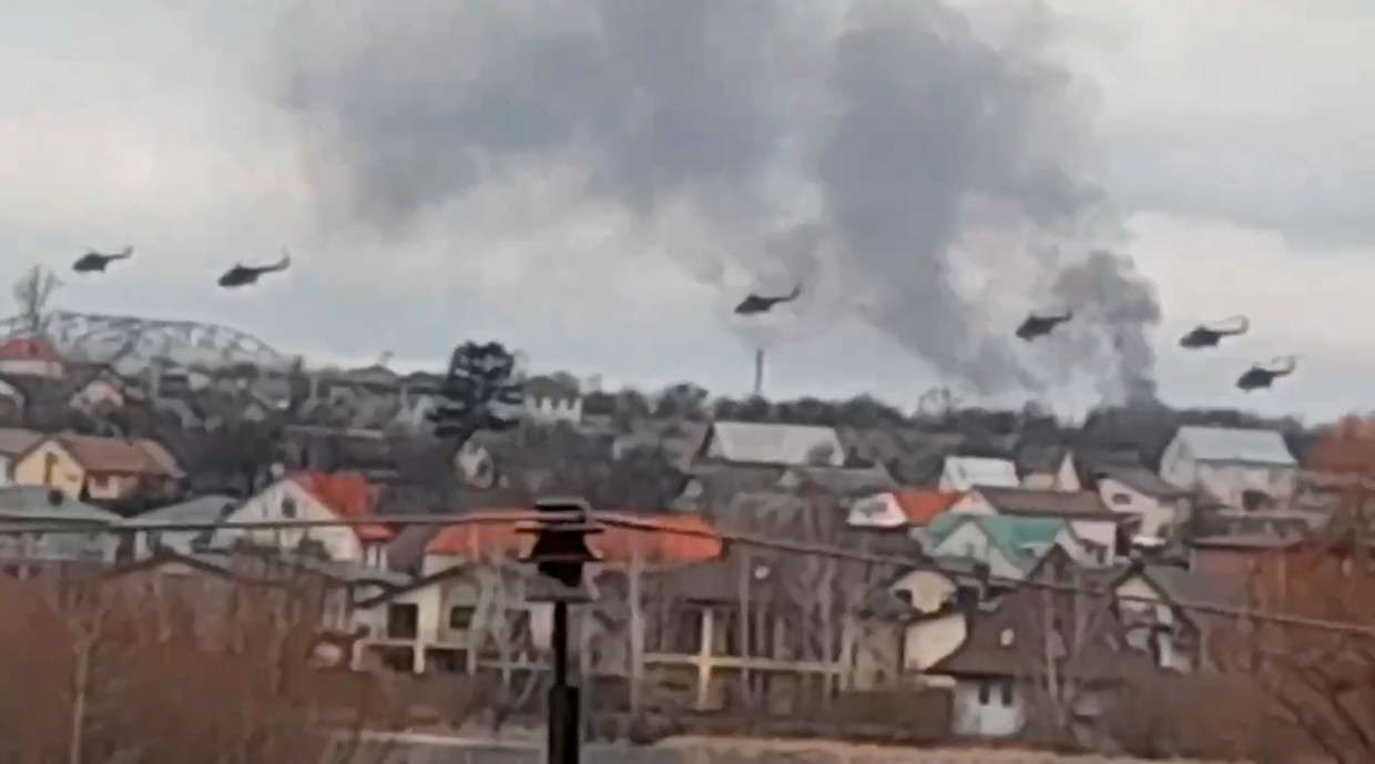 Several helicopters launched an attack this afternoon on the hostel military base, about twenty-five kilometers northwest of Kiev.  After a fierce fight, they could have taken the airport.  It is feared that Russia will now be able to move soldiers more easily to encircle and harass the capital.  AP . image