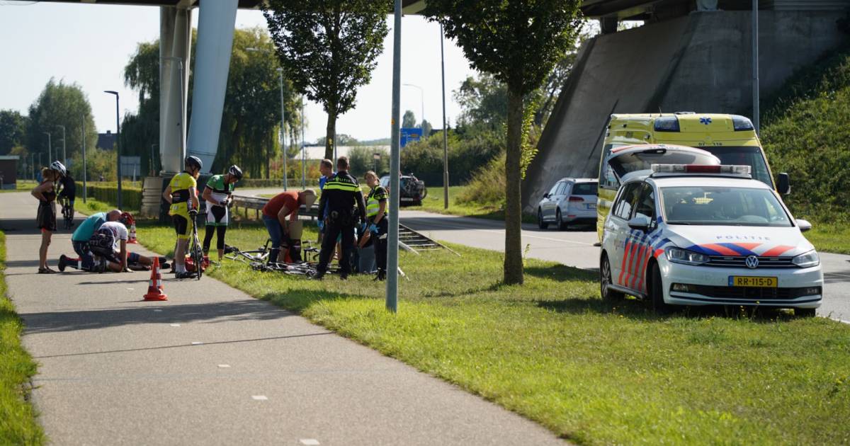 Wielrenners (58 en 65) botsen en raken zwaargewond in Zevenaar - De Gelderlander