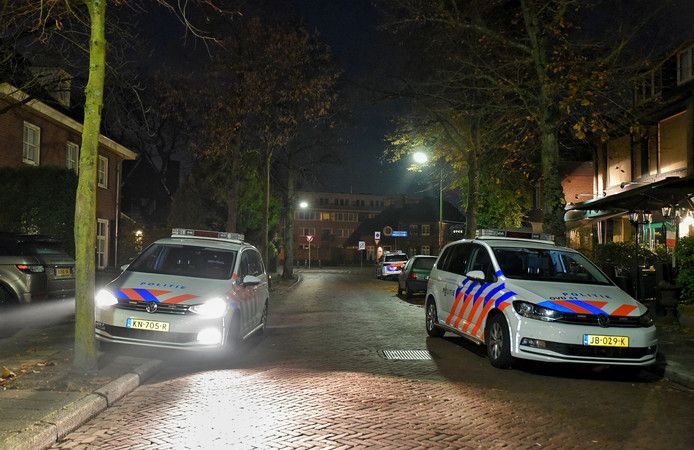 De politie is ter plaatse na de overval op een woning aan de Scheepersdijk in Oisterwijk.