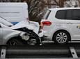 Een persoon zat bekneld en twee kinderen liepen lichte verwondingen op bij een ongeval met drie auto's zondagochtend op de A59 bij Waalwijk.