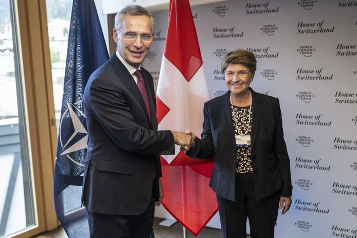 NAVO-baas Jens Stoltenberg (L), en Zwitsere minister van Defensie Viola Amherd praten met elkaar op WEF in Davos.