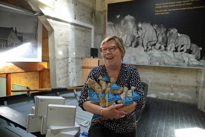Vrijwilligster naait zandzakjes voor Watersnoodmuseum in moeilijke tijden