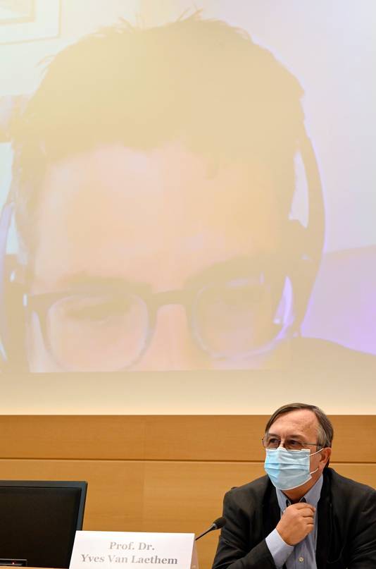 Viroloog Steven Van Gucht (op scherm) en epidemioloog Yves Van Laethem tijdens de federale coronacommissie.