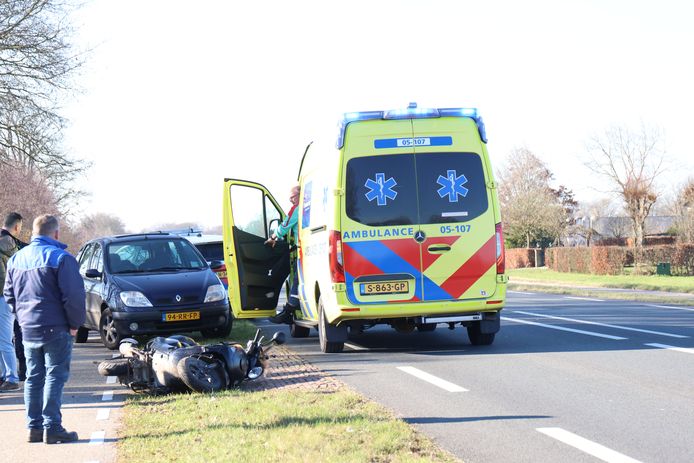 De vrouw is per ambulance naar het ziekenhuis gebracht.
