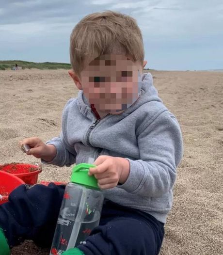 Elle bat son beau-fils de 3 ans à mort et le filme inconscient: une Britannique écope de 15 ans de prison
